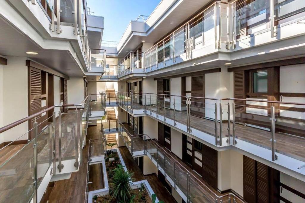 Superbe Appartement, Piscine, Vue Mer Et Montagnes Antibes Exterior foto